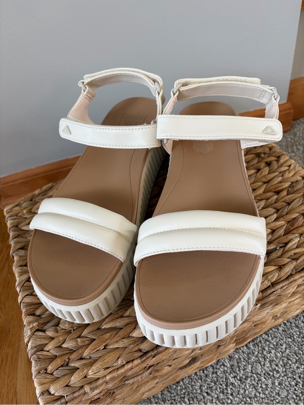 Reef Vista Higher Raya Platform Velcro Sandals 11 Cream White and tan like new!